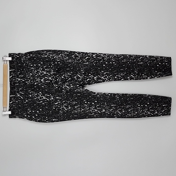 HUE Women's Ultra Soft High Waist Denim Leggings Black Leggy Leopard Size Medium - Picture 6 of 16
